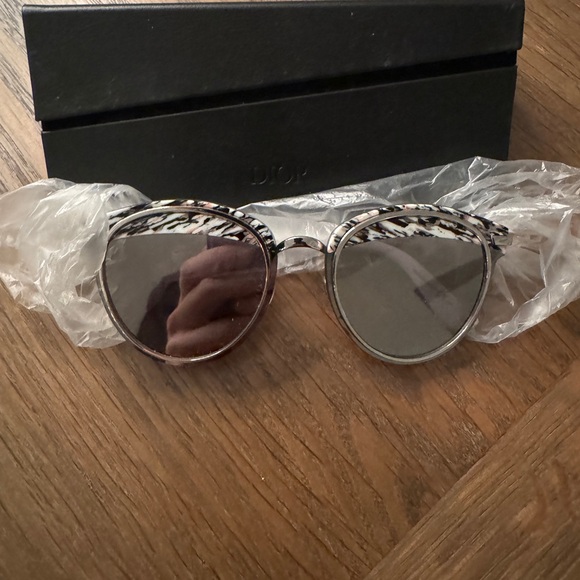 Dior Women's Metallic Silver Round Ladies Sunglasses Offset1 - Picture 8 of 8